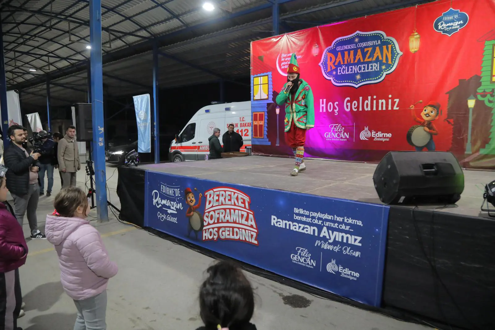 EDİRNE’DE RAMAZAN BEREKETİ: BALKAN PAZARI’NDA BÜYÜK İFTAR SOFRASI galeri görseli